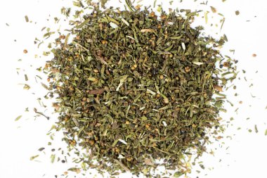 Beyaz arka planda baharatlı kurutulmuş baharat.