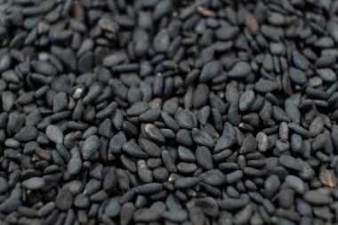 Siyah organik susam tohumları yakın çekim makro doku.