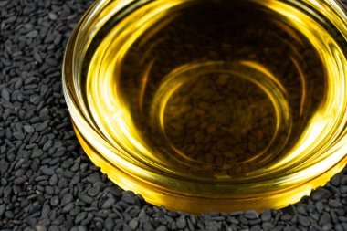 Cam kasede rafine edilmemiş soğuk susam yağı.