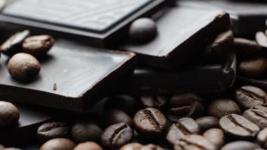 Koyu Çikolata, Aroma kahvesi ile karıştırılmış..