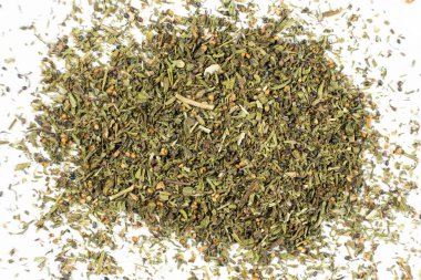 Beyaz arka planda baharatlı kurutulmuş baharat.