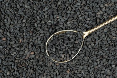 Kaşık görünümlü doğal siyah susam taneleri..