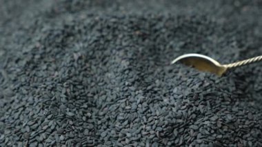 Metin için Siyah Susam Kaşıktan Dökülüyor Yakın Çekim Yavaş Hareket Yeri.