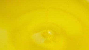 Rafine edilmemiş ekstra saf zeytinyağı makroyu yavaş çekimde dök