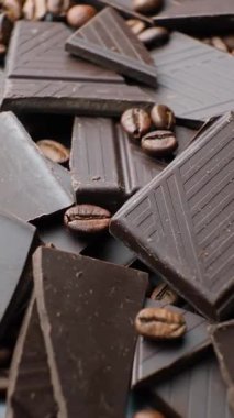 Kahve çekirdekli koyu çikolata parçaları.