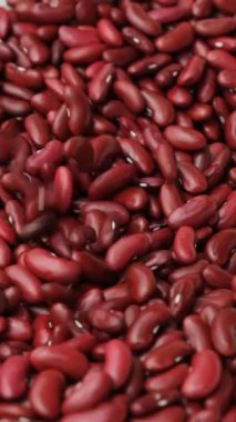 Parlak Kırmızı Böbrek Fasulyesinin Yakın Çekimi Dikey Yavaş Hareketi.