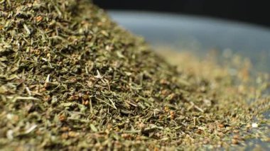 Yeşil kurutulmuş baharat yakından detaylı görünüm.