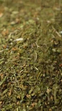 Organik kurutulmuş baharatlı yapraklar, makro dökme, dikey yavaş çekim..
