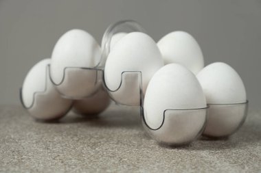 Yumurta standında taze çiğ tavuk yumurtası yakın plan.