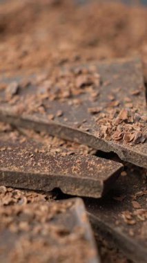 Grated Dark Chocolate ve Chunks Rich ve Dokulu Yakın Çekim.