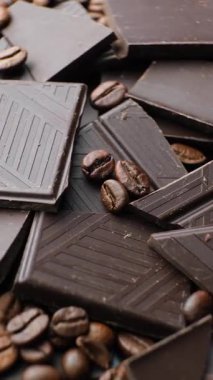 Kahve çekirdekli koyu çikolata parçaları.