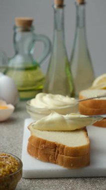 Kalın Mayonez Ekmek Yakından Görünümüne Yay.