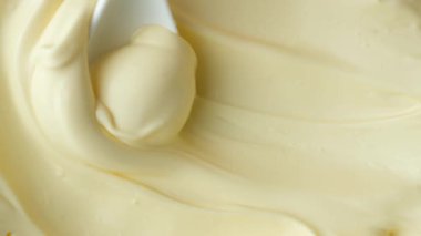 Lezzetli mayonez yakın plan. Kremalı ve parlak bitiş üst görünümü.