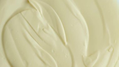 Dönen Mayonez Sosu Yakın plan Üst Görünüm. Mutfak Mayonezi Arkaplanı.