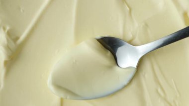 Dönen Mayonez Sosu Yakın plan Üst Görünüm. Mutfak Mayonezi Arkaplanı.