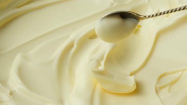 Klasik mayonez kaşığa yakından sokulur..