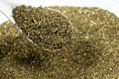 Kaşıklı makroda baharatlı otlar.