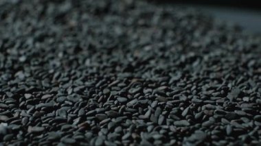 Siyah susam tohumlarının yavaşça döndürülmesi