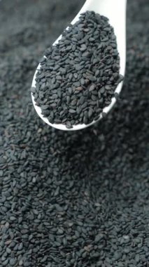 Siyah Susam Kaşıktan Dökülüyor Yakın Çekim Yavaş Çekim Dikey