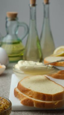Kalın Mayonez Ekmek Yakından Görünümüne Yay.