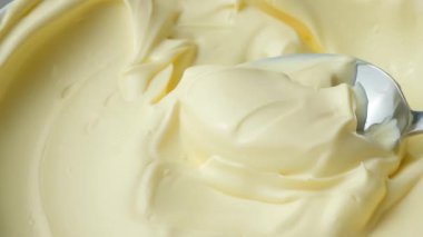 Klasik mayonez kaşığa yakından sokulur..