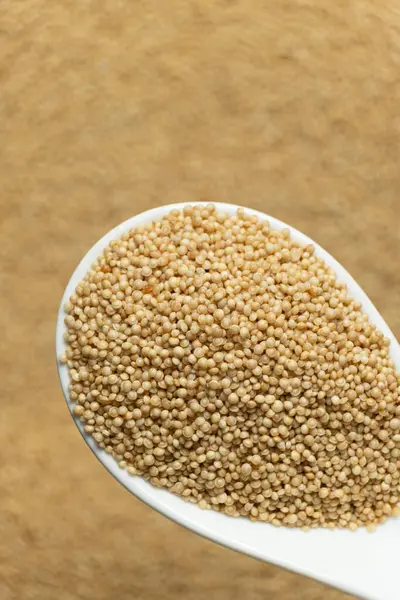 Pişmemiş kehribar tohumları kaşıkta.