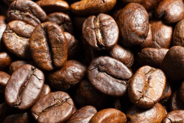 Taze kavrulmuş kahve çekirdekleri makro fotoğraf.