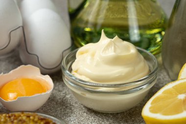 Yumurtalar, tereyağı, hardal ve limonlar arasında geleneksel mayonez sosu