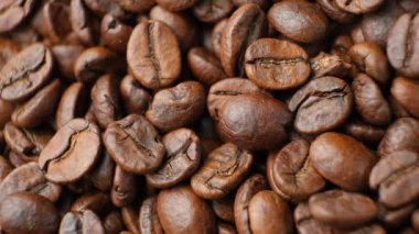 Kafeinsiz kafeinsiz kahve çekirdeklerini döndürüyorum..