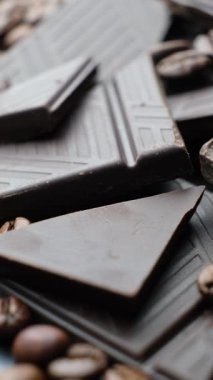 Kahve çekirdekli koyu çikolata parçaları.