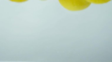 Tüm limonlar suda, kabarcık oluşumu, yavaş çekim.