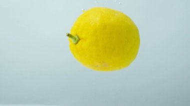 Küçük baloncuklu taze limon sualtı manzarası.