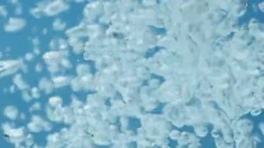 Yavaşça akan su kabarcıkları sağanaktan sonra oluşuyor