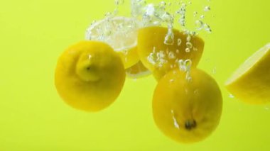 Citrus meyveleri, suyun altında hareket eden limonlar, yakın çekim, yavaş çekim..