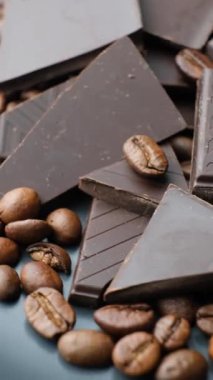 Kahve çekirdekli koyu çikolata parçaları.