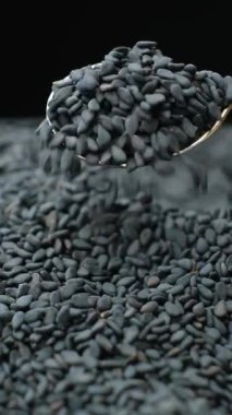 Siyah Susam Kaşıktan Dökülüyor Yakın Çekim Yavaş Çekim Dikey