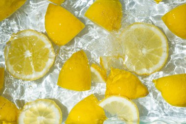 Suda taze limon dilimleri, biraz su, üst manzara.