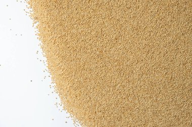Beyaz arka planda ham organik amaranth tanecikleri, üst görünüm.
