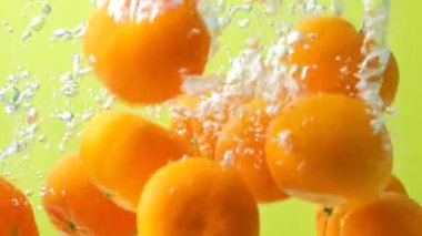 Tüm mandalinalar suda, kabarcık oluşumu, yavaş çekim.