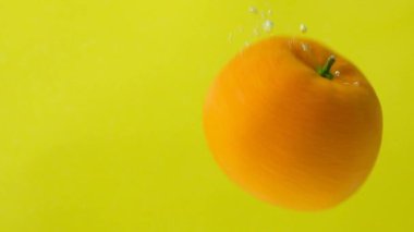 Suda Dönen Mandarin, Sarı Arkaplan, Yavaş Hareket, Metin İçin Yer