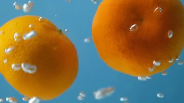 Deniz aygırı meyveleri, mandalinalar su altında hareket ediyorlar. Yakın çekim, yavaş çekim..