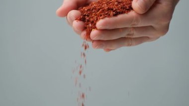 Elleri kurumuş zemin, kırmızı acı biber, doğal baharat, yakın çekim, yavaş çekim..