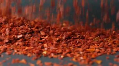 Ezilmiş Kurutulmuş Chili Yığının Üzerine Serpiştirilmiş, Makro Yavaş Hareket.