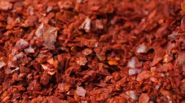 Baharatlı kırmızı biber yavaş çekimde dökülür..