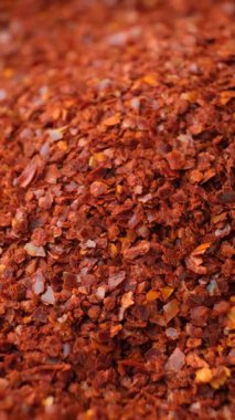 Kurutulmuş ve öğütülmüş kırmızı biber, yoğun baharat, rotasyon ve dökülme.