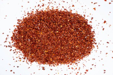Sıcak kırmızı biber ezilmiş ve kurutulmuş, beyaz arka planda doğal baharat..