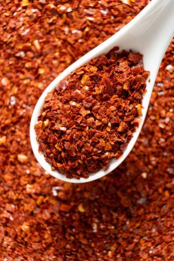 Bir kaşık üst görüşlü makroda baharatlı biber..