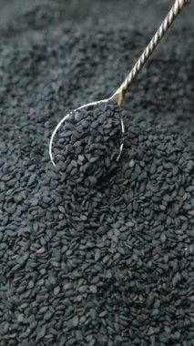 Siyah Susam Kaşıktan Dökülüyor Yakın Çekim Yavaş Çekim Dikey