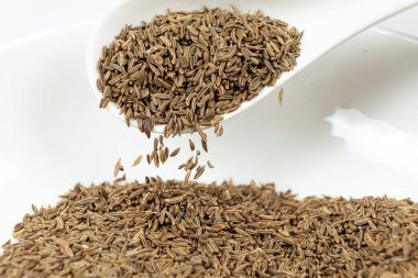 Tüm kimyon tohumları bir kaşık yakın çekimde Carum Carvi L..