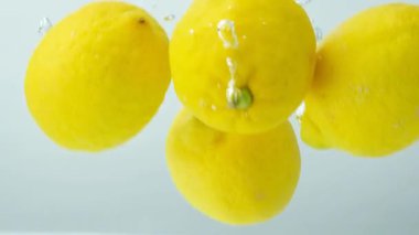 Tüm limonlar suda, kabarcık oluşumu, yavaş çekim.